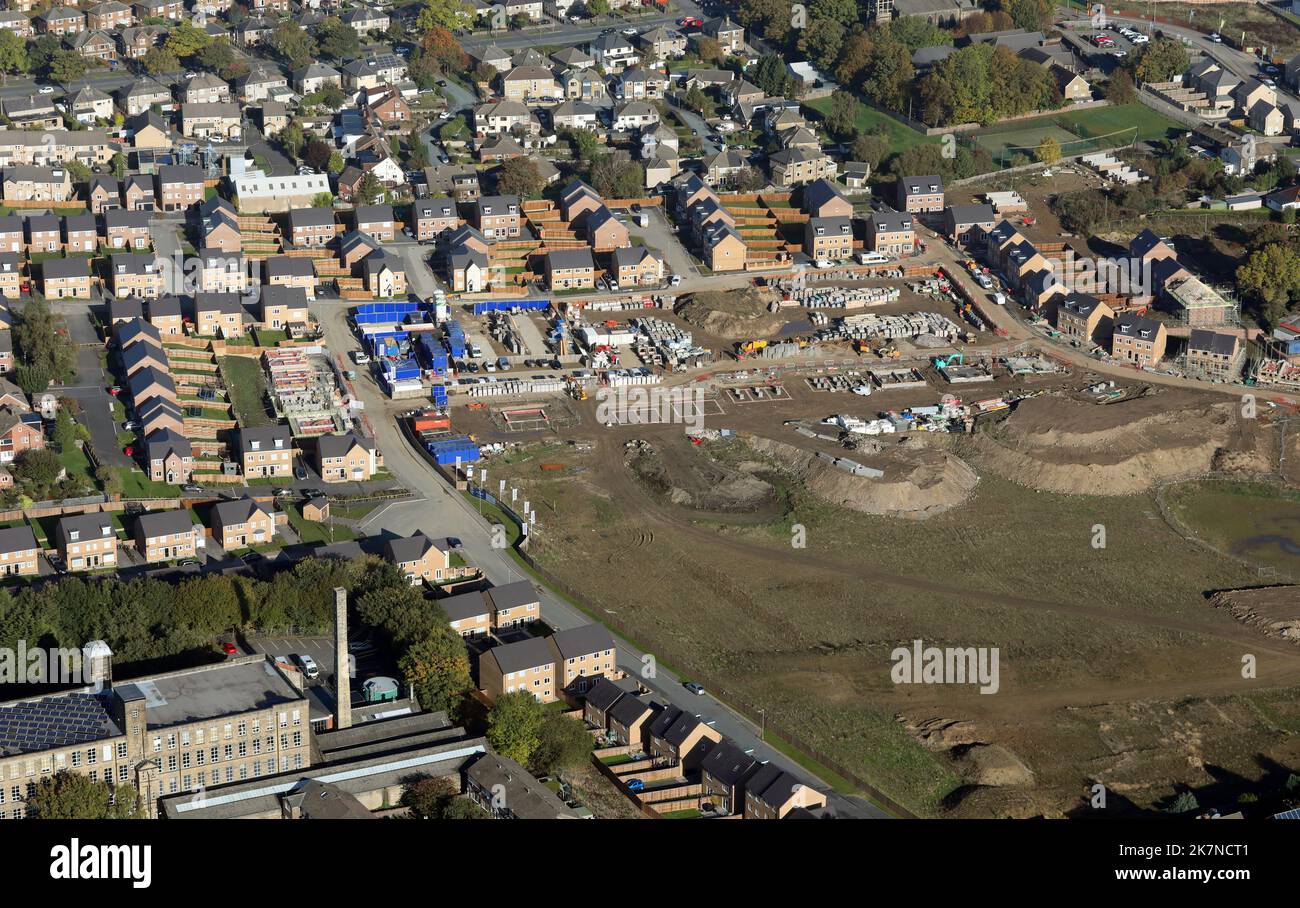 Luftbild eines neuen Wohngebiets, das auf dem Gelände eines ehemaligen Steinbruchs im Gebiet Undercliffe/Ravenscliffe in East Bradford, West Yokrshire, errichtet wird Stockfoto