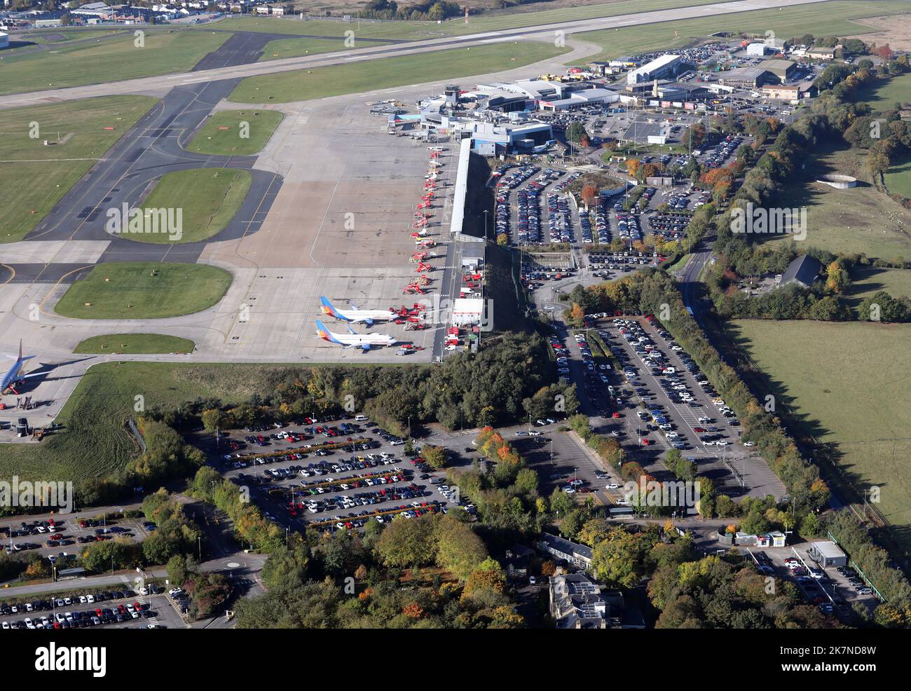 Luftaufnahme des Flughafenparkplatzes und des Vorfeldes am internationalen Flughafen Leeds Bradford, Großbritannien Stockfoto