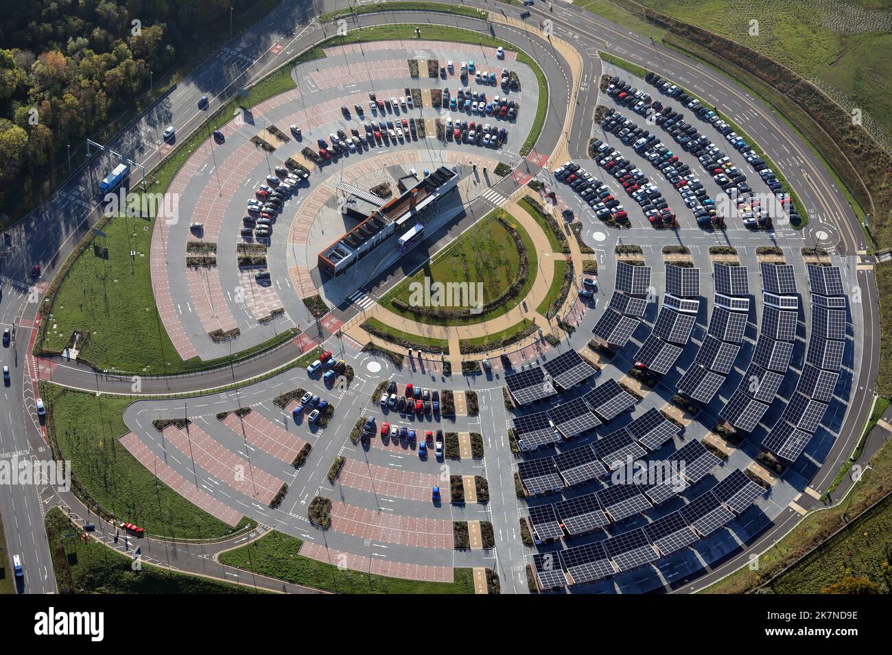 Luftaufnahme von Stourton Park & Ride, Leeds. Viele der Parkbuchten haben solargetäfelte Dächer. Stockfoto