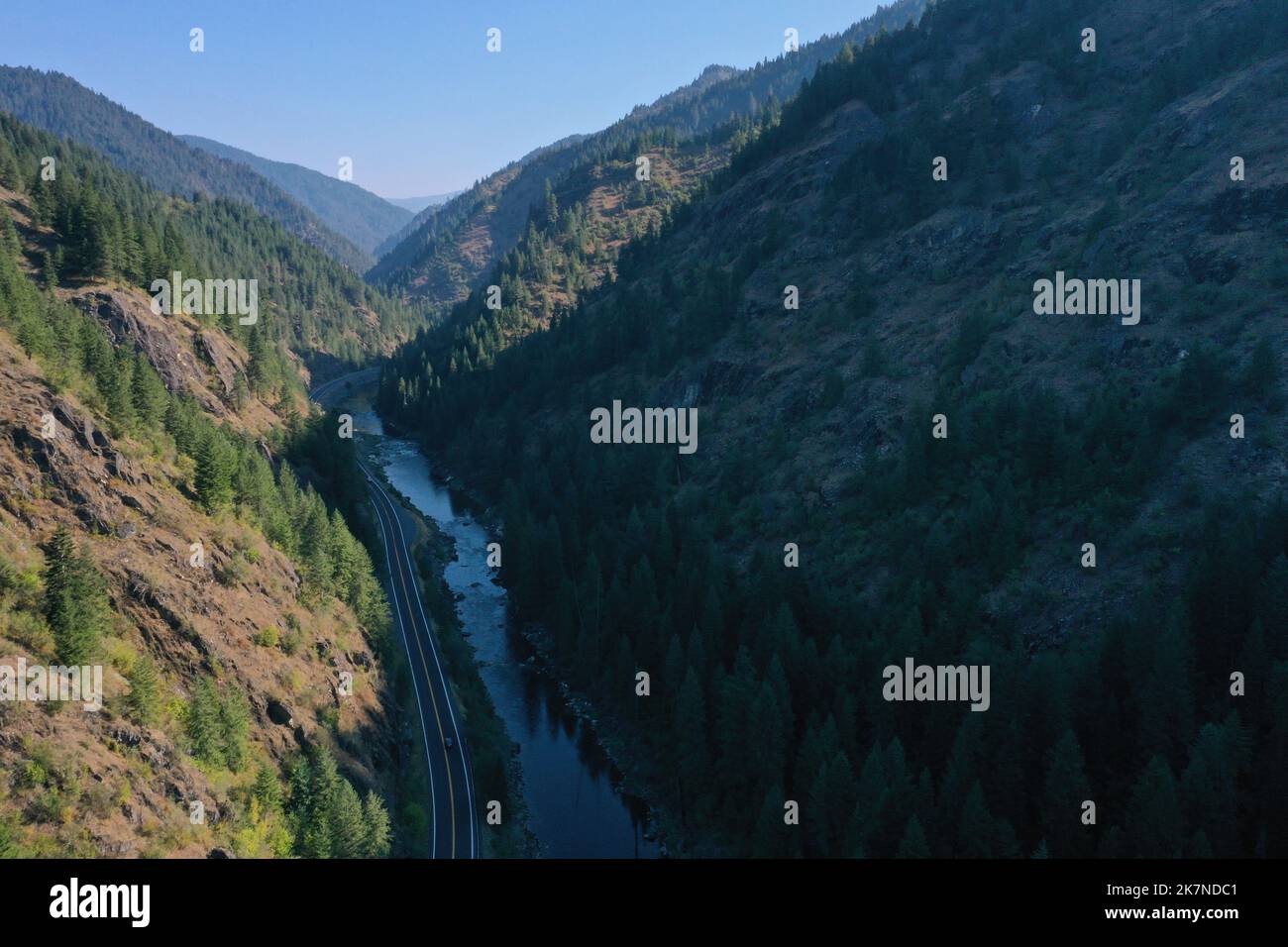 Luftaufnahme des Lochsa River mit Blick flussaufwärts auf den Highway 12 entlang. Selway-Bitterroot Wilderness auf der rechten Seite. Lowell, Idaho, USA Stockfoto