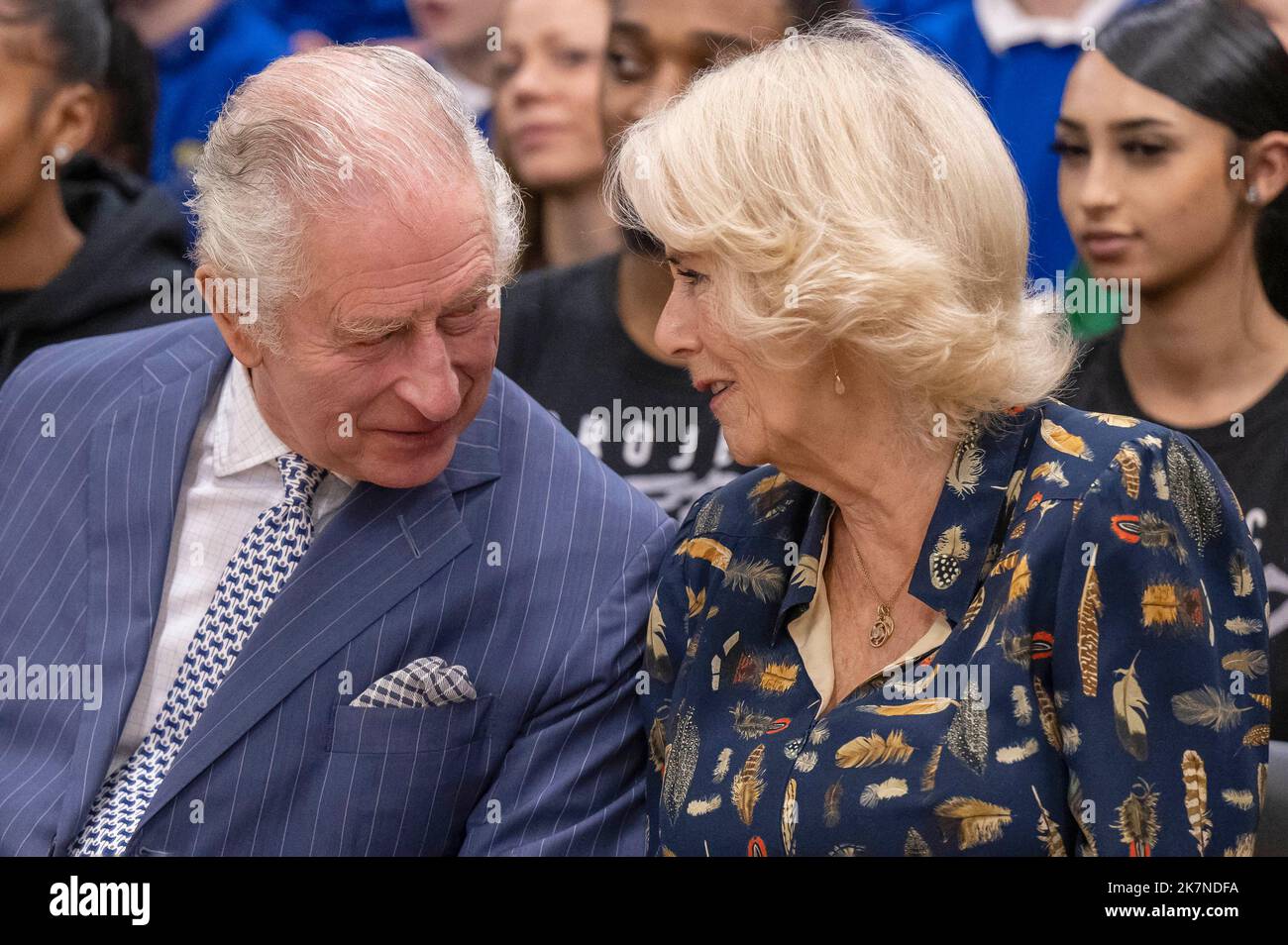 König Charles III. Und die Königin Consort während eines Besuchs bei Project Zero in Walthamstow, Ost-London. Bilddatum: Dienstag, 18. Oktober 2022. Stockfoto