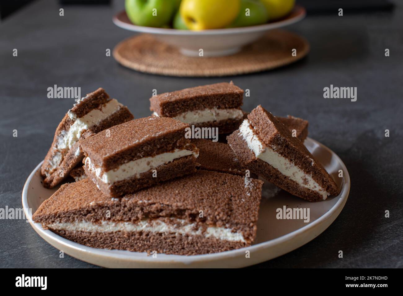 Schokoladenkuchen mit Sahnefüllung. Traditioneller deutscher Milchscheibchen-Kuchen Stockfoto