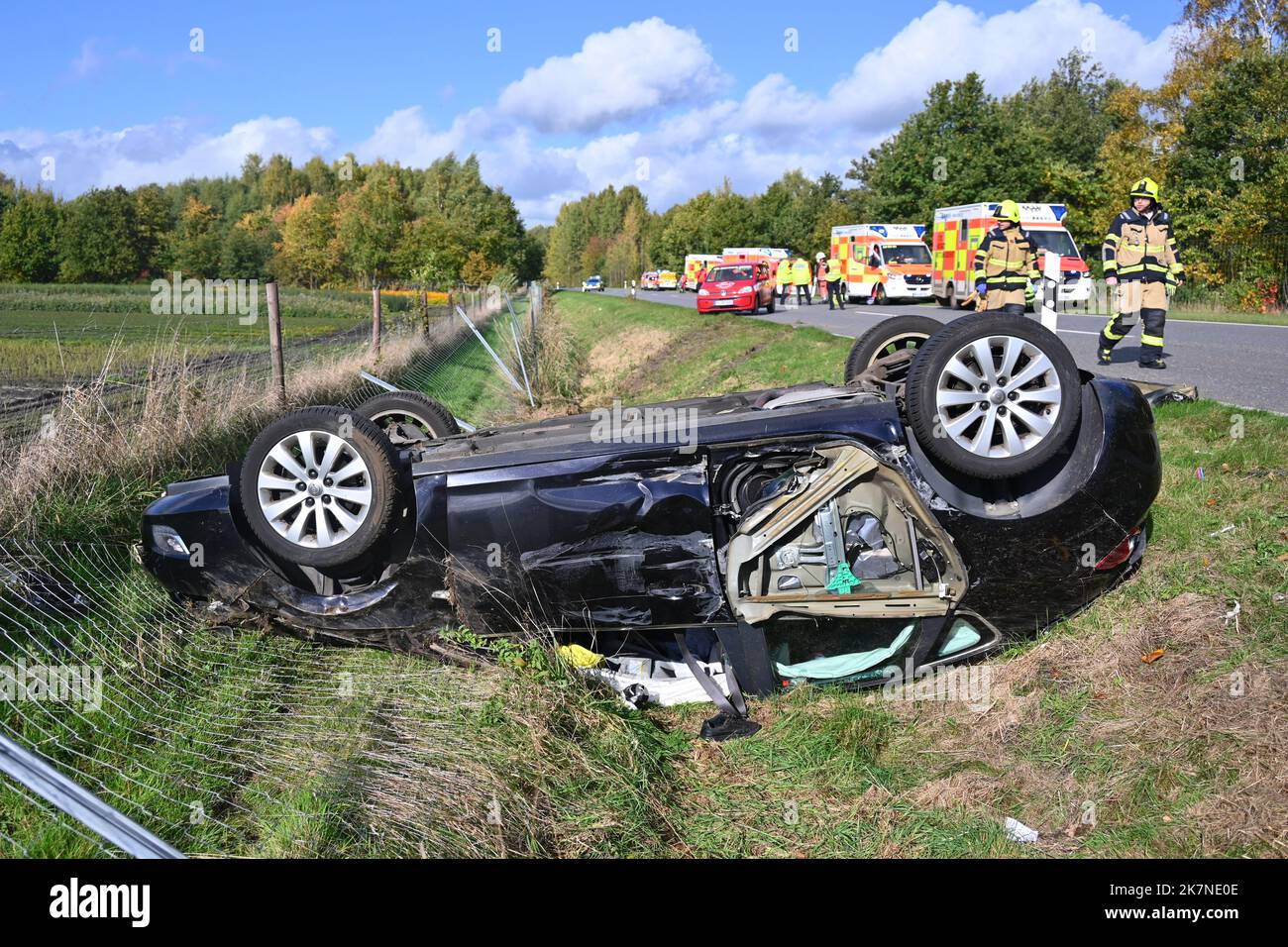 Pinneberg, Deutschland. 18. Oktober 2022. Das zerstörte Auto liegt auf seinem Dach im Graben. Bei einem Verkehrsunfall auf einer Landstraße in der Nähe von Pinneberg wurden fünf Personen verletzt. Nach Angaben der Polizei ist das Leben eines achtjährigen Mädchens in Gefahr. Quelle: Jonas Walzberg/dpa/Alamy Live News Stockfoto