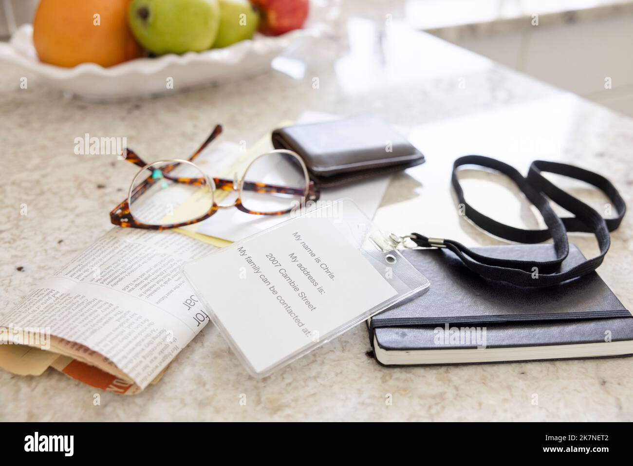 Identifikationsband und Brille auf Küchentisch Stockfoto