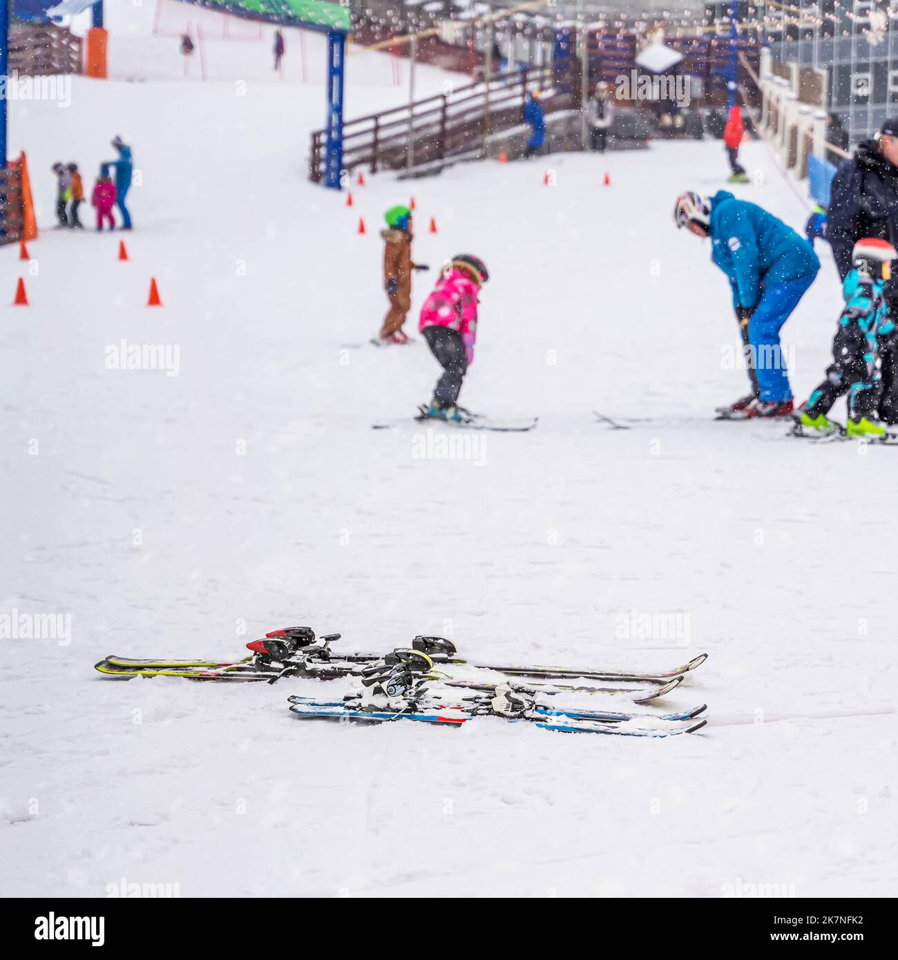 Abstrakte unscharfe Ansicht des Skigebiets und der Kindersportschule. Konzept der Winterferien und Freizeit, Wintersaison Stockfoto