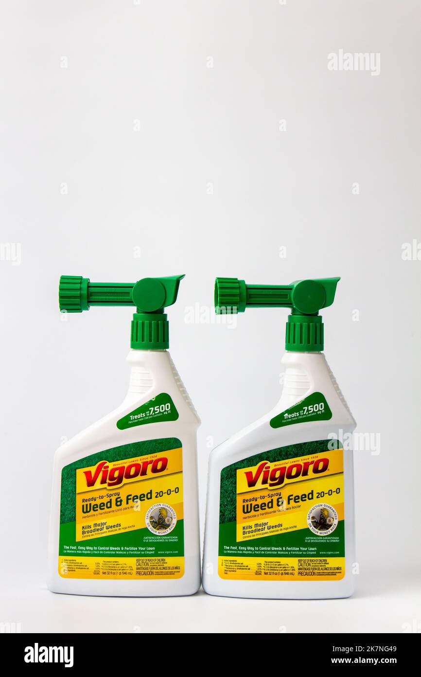 ST. PAUL, MN, USA - 4. APRIL 2021: Vigoro Weed and Feed Broadleaf Weed Killer Containers. Stockfoto