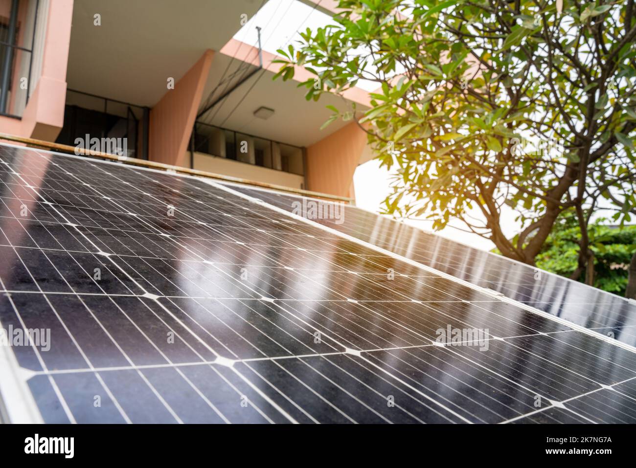 Blue Solar Photo Voltaic Paneele System von Wohngebäude an sonnigen Tag. Erneuerbare ökologische grüne Energie. Stockfoto