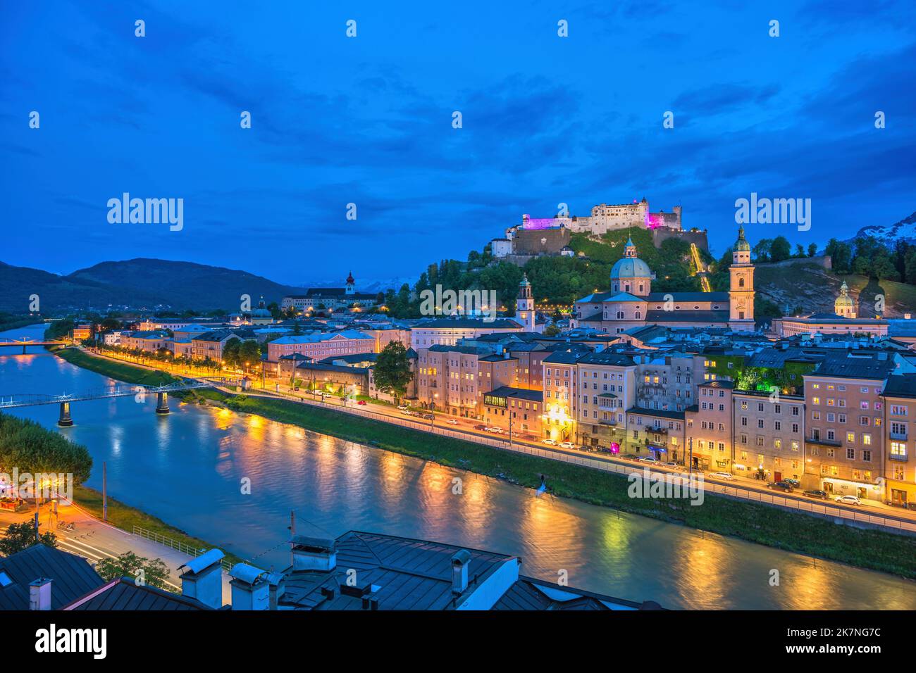 Salzburg Österreich, nächtliche Skyline der Stadt Salzburg und Festung Hohensalzburg Stockfoto