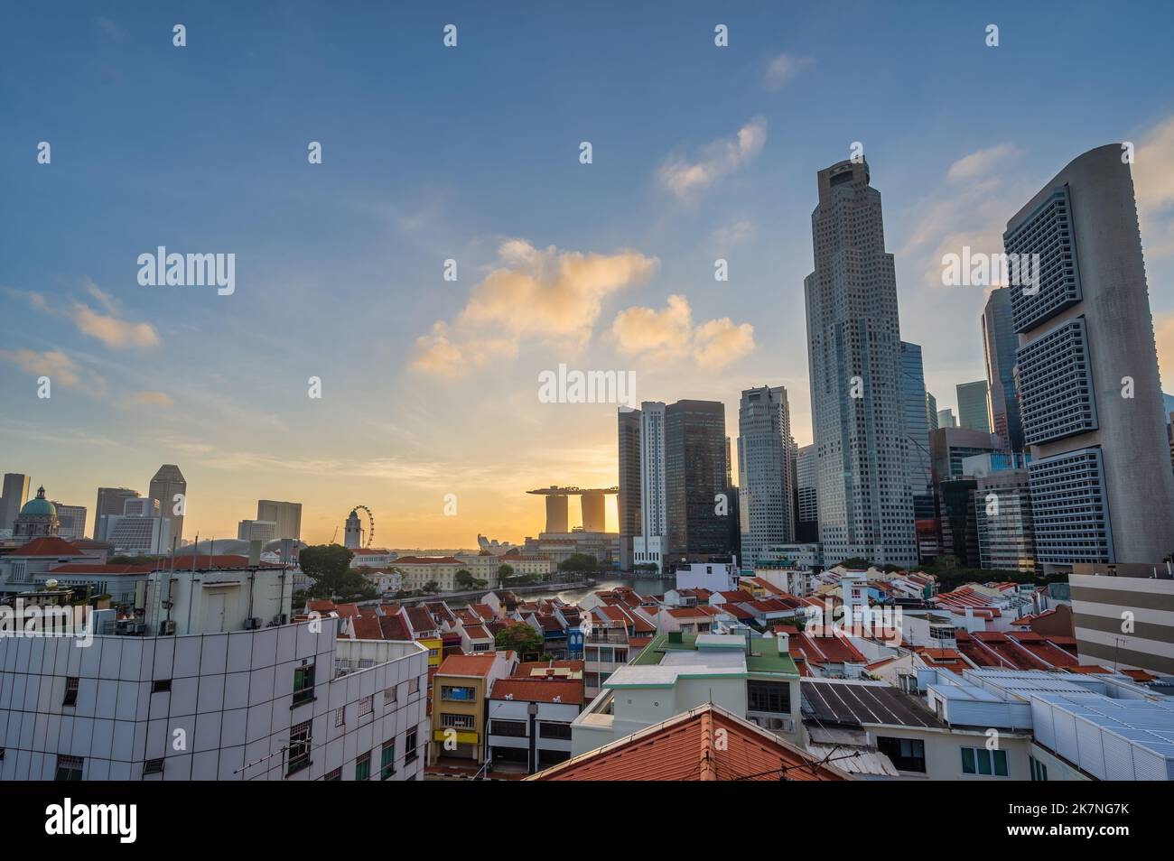 Singapur mit Blick auf die Skyline von Sonnenaufgang am Boat Quay und Clarke Quay am Ufer des Geschäftsviertels Stockfoto