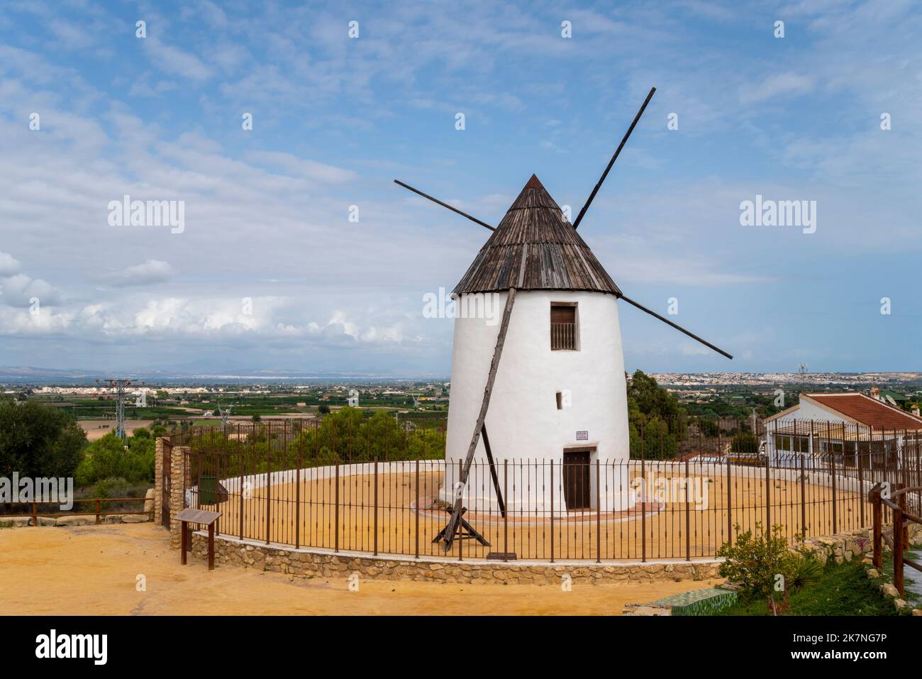 Molino de Viento de Rojales, Windmühle Rojales, mit Blick auf das Dorf Rojales in der Provinz Alicante. Traditionelle spanische 18. C Windmühle Stockfoto