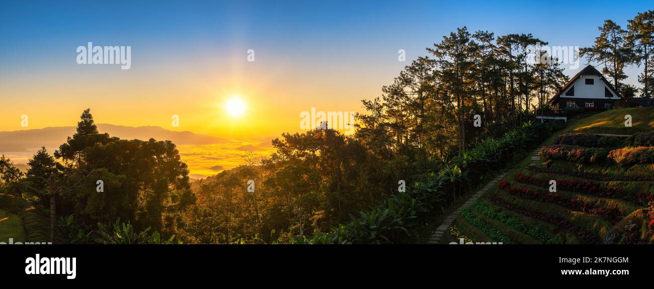 Blick auf die tropische Waldlandschaft mit Bergaufgang im Huai Nam Dang Nationalpark, Panorama von Chiang Mai Thailand Stockfoto
