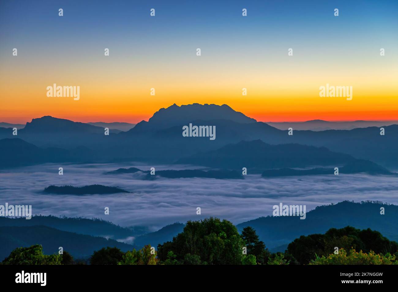 Tropischer Wald Natur Landschaft Blick mit Bergkette Sonnenaufgang mit beweglichen Wolkennebel im Huai Nam Dang National Park, Chiang Mai Thailand Stockfoto