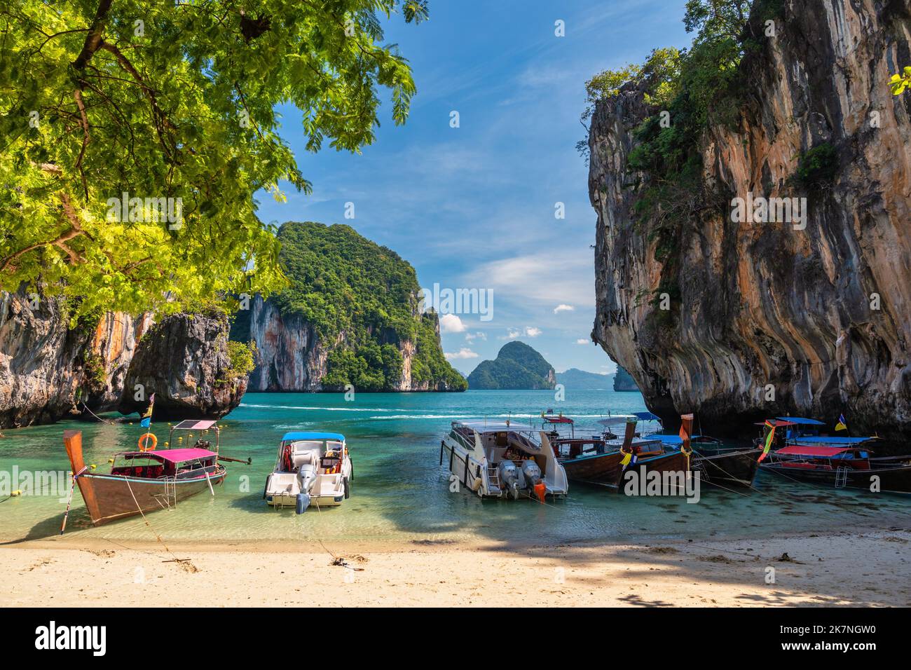 Blick auf die tropischen Inseln mit blauem Meerwasser und weißem Sandstrand auf Koh Lao Lading, Krabi Thailand Naturlandschaft Stockfoto