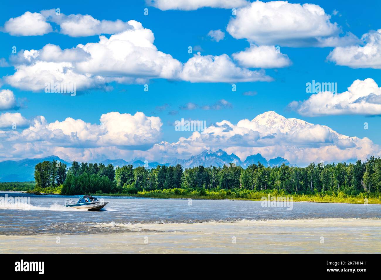 Touristen fahren mit dem Motorboot; Zusammenfluss des Talkeetna River; Susitna River & Chulitna River & Alaska Range; einschließlich Mount Denali Beyond; Talkeetna; AK Stockfoto
