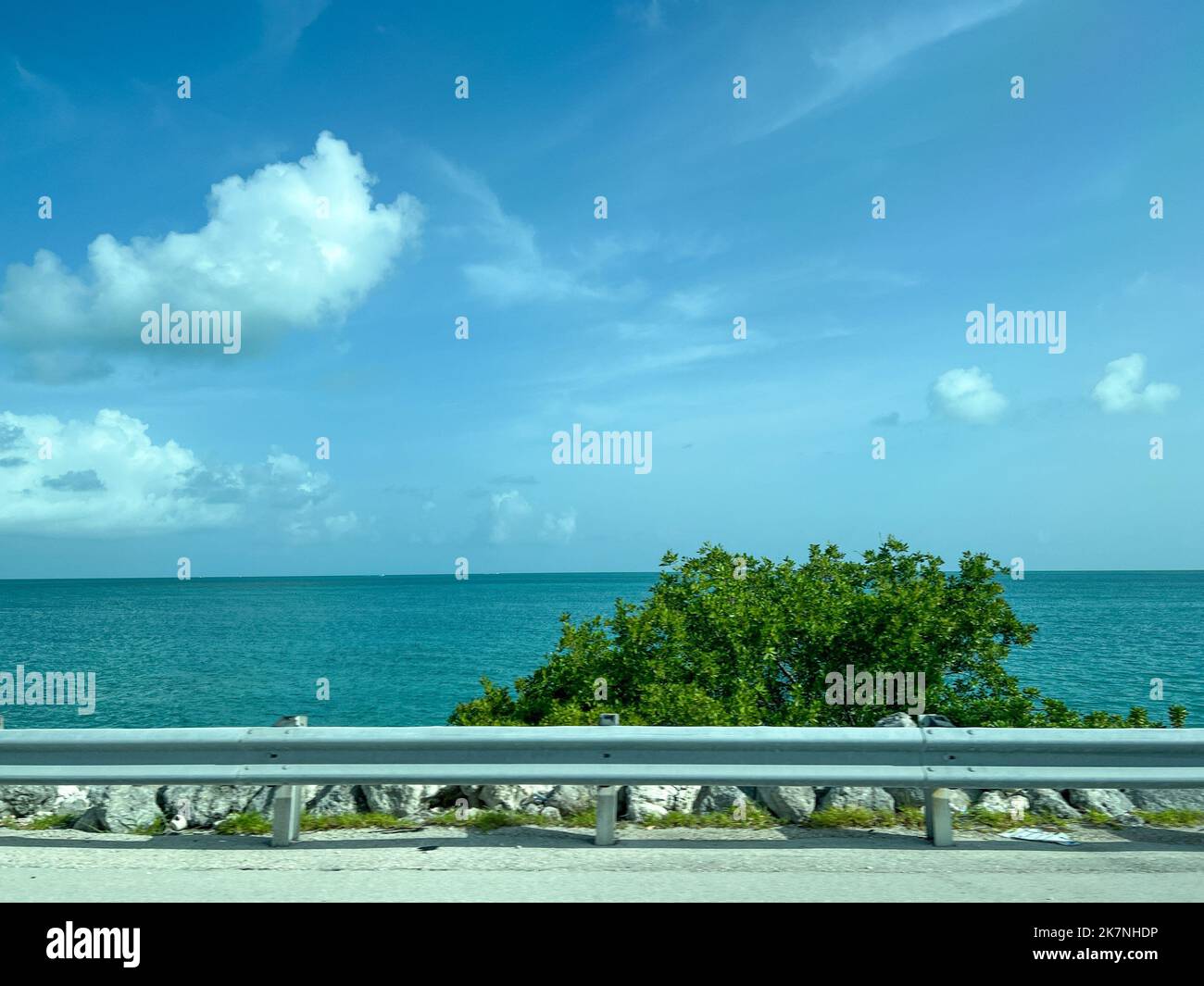 Key Largo, FL USA - 8. August 2022: Fahrt auf dem US 1 Overseas Highway zu den Florida Keys. Stockfoto
