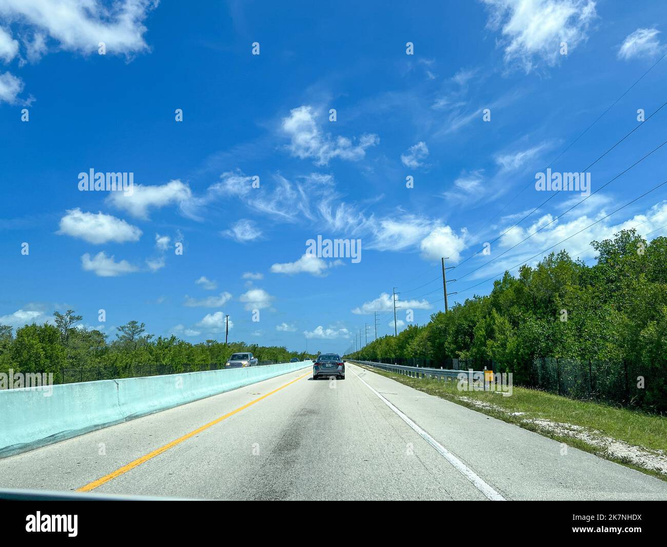 Key Largo, FL USA - 8. August 2022: Fahrt auf dem US 1 Overseas Highway zu den Florida Keys. Stockfoto