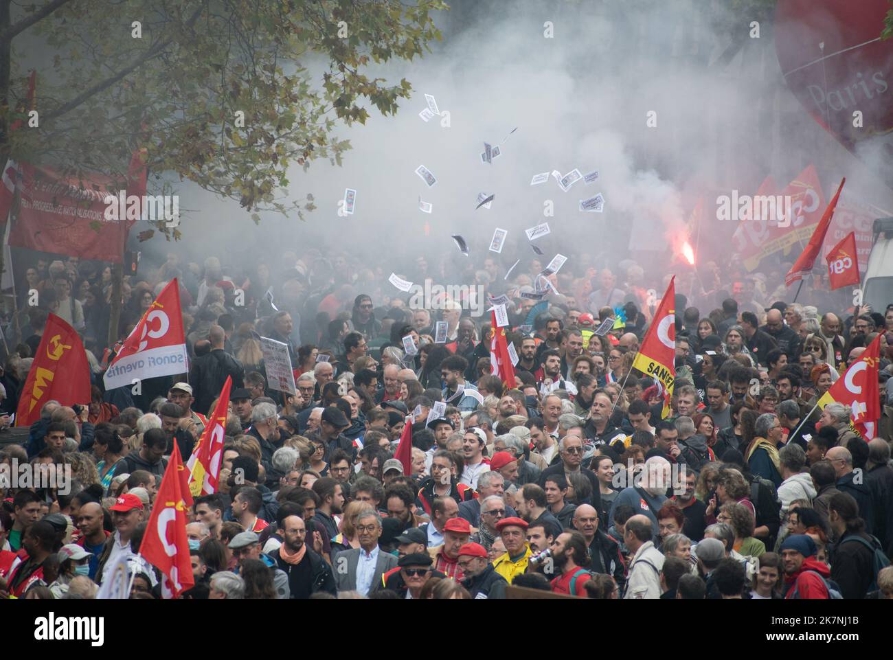 Paris, Frankreich, 18.. Oktober 2022. Demonstranten marschieren mit Rauch und Fahnen während eines landesweiten Streiktags und Protesten für höhere Löhne - Jacques Julien/Alamy Live News Stockfoto