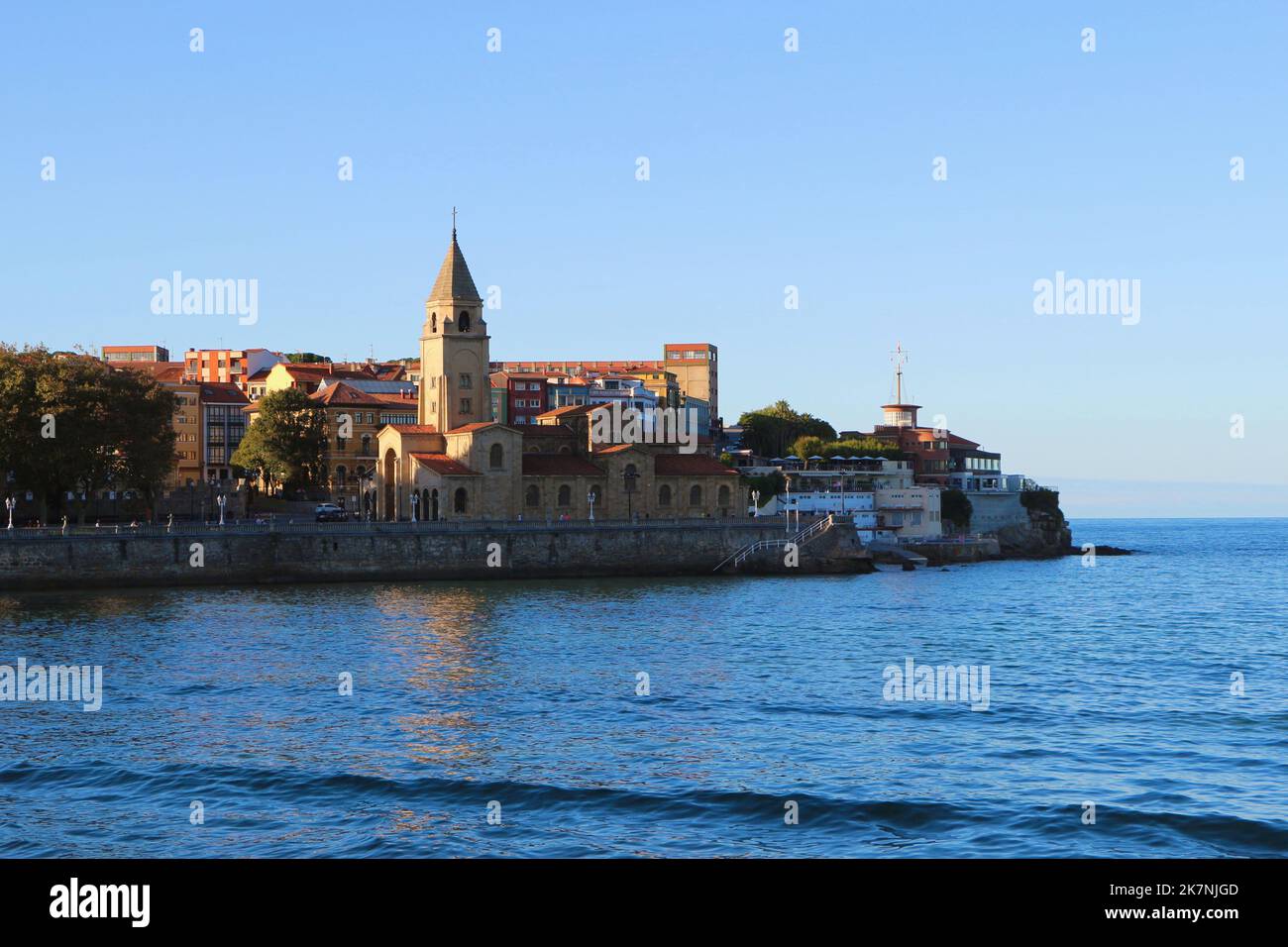 Landschaftsansicht der Küste mit der Iglesia de San Pedro fertiggestellt 1955 Gijon Asturias Spanien Stockfoto