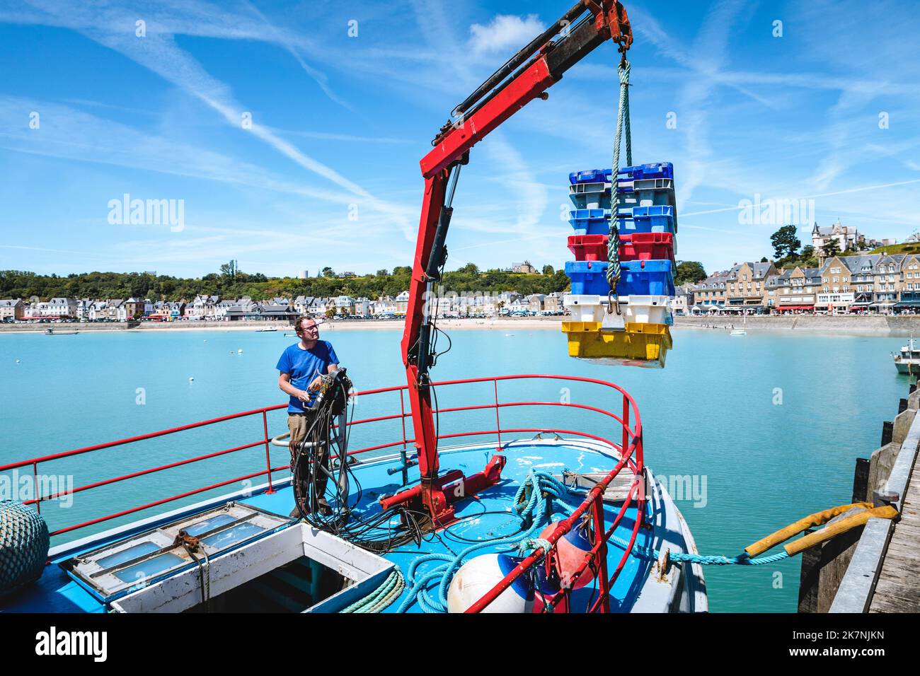 Cancale (Bretagne, Nordwestfrankreich): trawler Thomas Elena am Kai. Fisch wird entladen Stockfoto