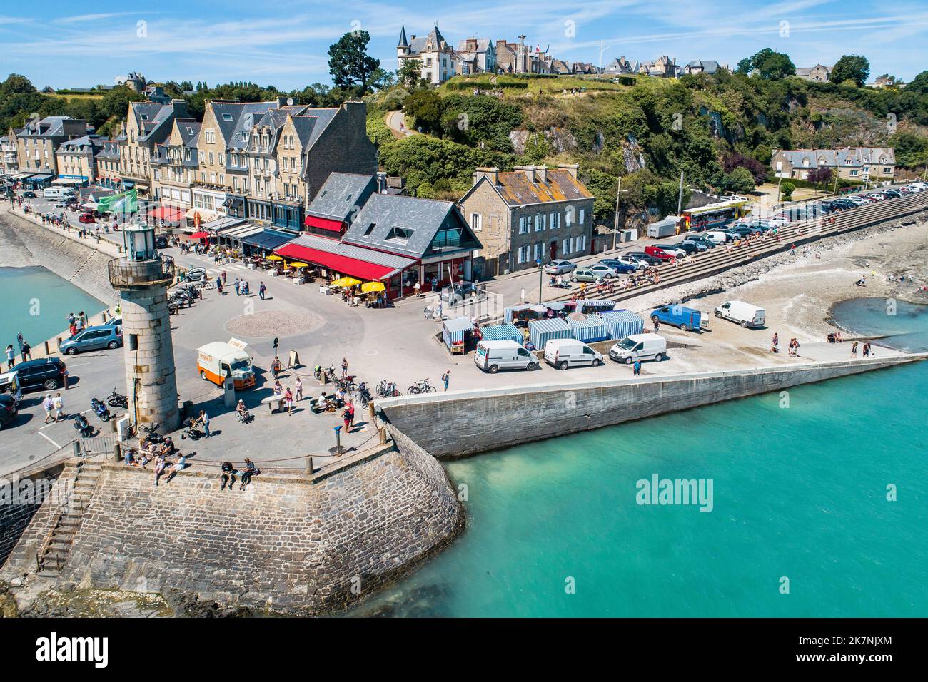 Cancale (Bretagne, Nordwestfrankreich): Luftaufnahme des Leuchtturms, des Hafens „Port de la Houle“ und der Stadt Stockfoto