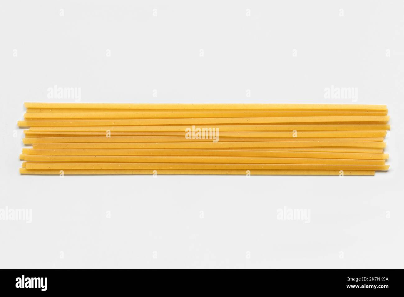 Durum fettuccine Pasta auf weißem Hintergrund. Rohe Spaghetti oder Nudeln Stockfoto