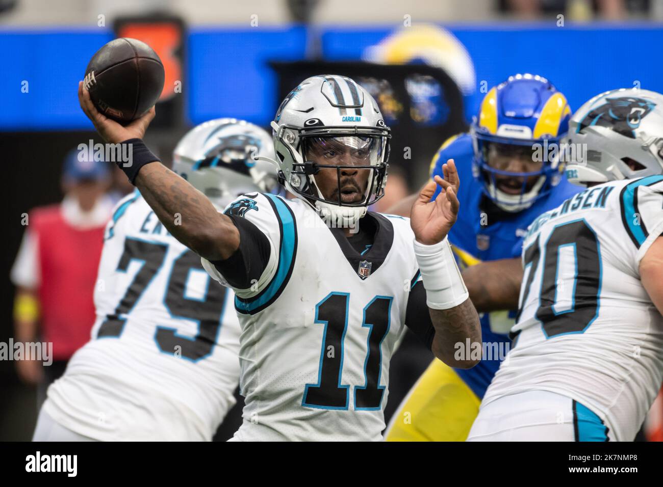 Carolina Panthers Quarterback PJ Walker (11) gibt den Ball während eines NFL Football-Spiels gegen die Los Angeles Rams am Sonntag, den 16. Oktober 2022, in Inglewood, Kalifornien Die Rams besiegten die Panthers 24:10. (Ed Ruvalcaba/Bild des Sports) Stockfoto