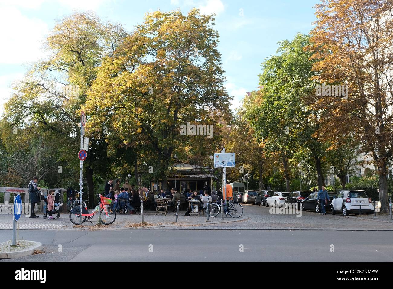 Straßenszene Paul-Lincke-Ufer Berlin, 4. Oktober 2022, herbstliche Straßenszene mit Kiosk und Straßencafé am Paul-Lincke-Ufer in kreuzberg Stockfoto