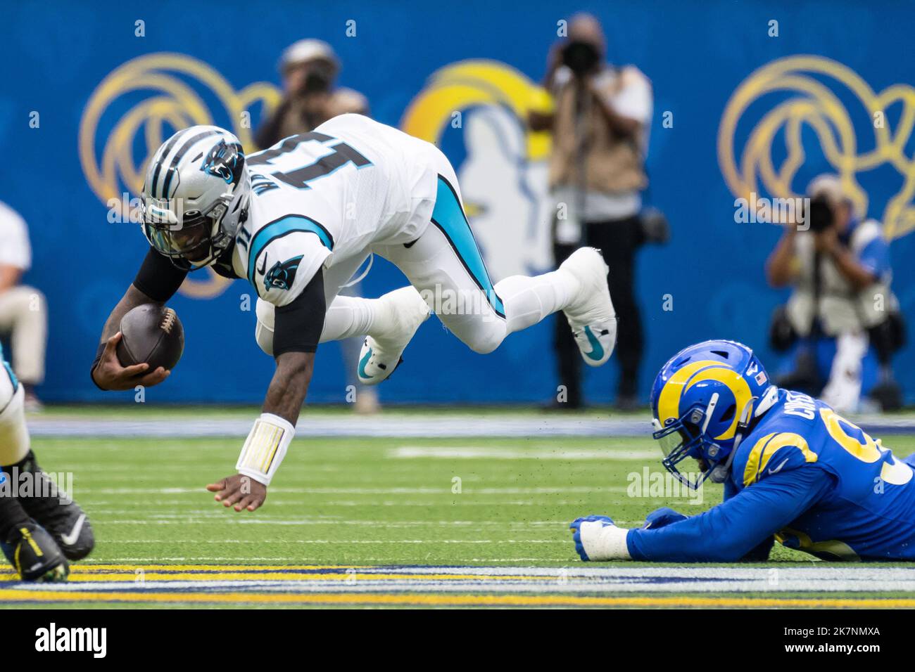 Carolina Panthers Quarterback PJ Walker (11) wird von Los Angeles Rams Defensive Tackle Marquise Copeland (93) während eines NFL Football-Spiels am Sonntag, den 16. Oktober 2022, in Inglewood gestürzt. Kalif. Die Rams besiegten die Panthers 24:10. (Ed Ruvalcaba/Bild des Sports) Stockfoto
