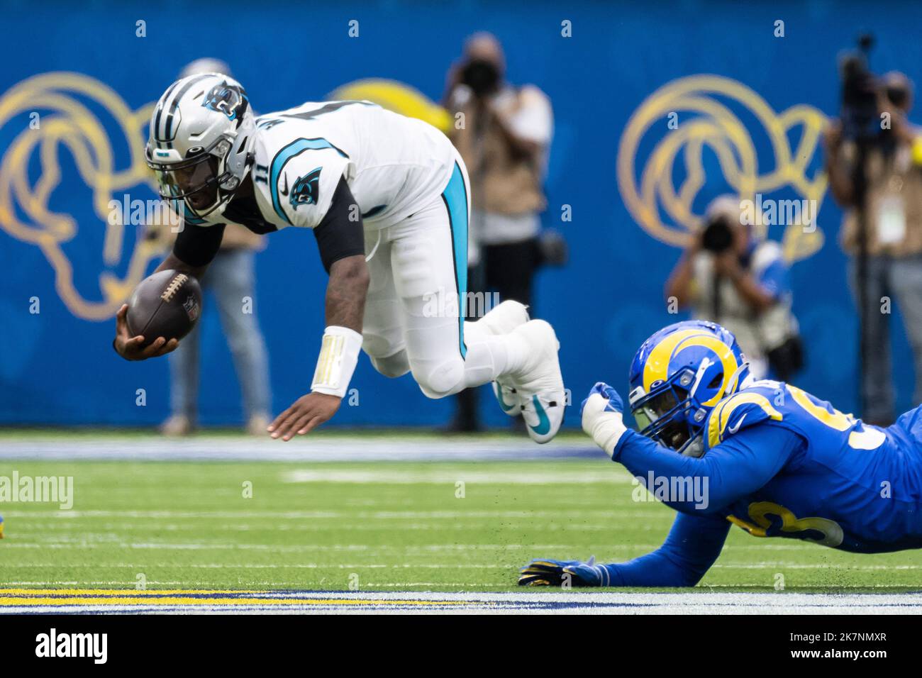 Carolina Panthers Quarterback PJ Walker (11) wird von Los Angeles Rams Defensive Tackle Marquise Copeland (93) während eines NFL Football-Spiels am Sonntag, den 16. Oktober 2022, in Inglewood gestürzt. Kalif. Die Rams besiegten die Panthers 24:10. (Ed Ruvalcaba/Bild des Sports) Stockfoto