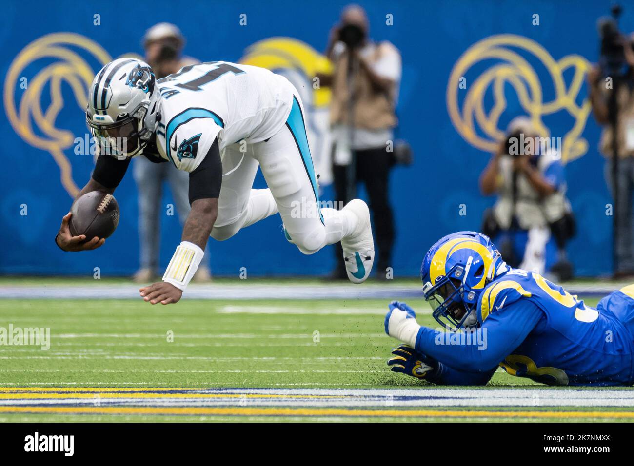 Carolina Panthers Quarterback PJ Walker (11) wird von Los Angeles Rams Defensive Tackle Marquise Copeland (93) während eines NFL Football-Spiels am Sonntag, den 16. Oktober 2022, in Inglewood gestürzt. Kalif. Die Rams besiegten die Panthers 24:10. (Ed Ruvalcaba/Bild des Sports) Stockfoto