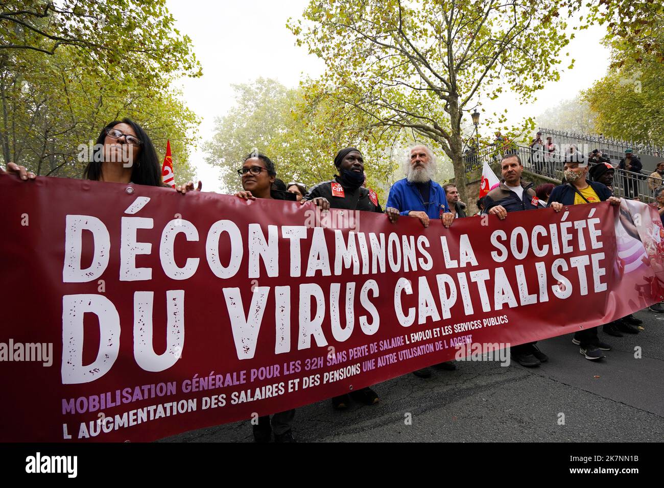 PARIS, FRANKREICH - 18. Oktober 2022 : Demonstration auf den Straßen von Paris für bessere Löhne, gegen die Rentenreform und das Streikrecht. Stockfoto