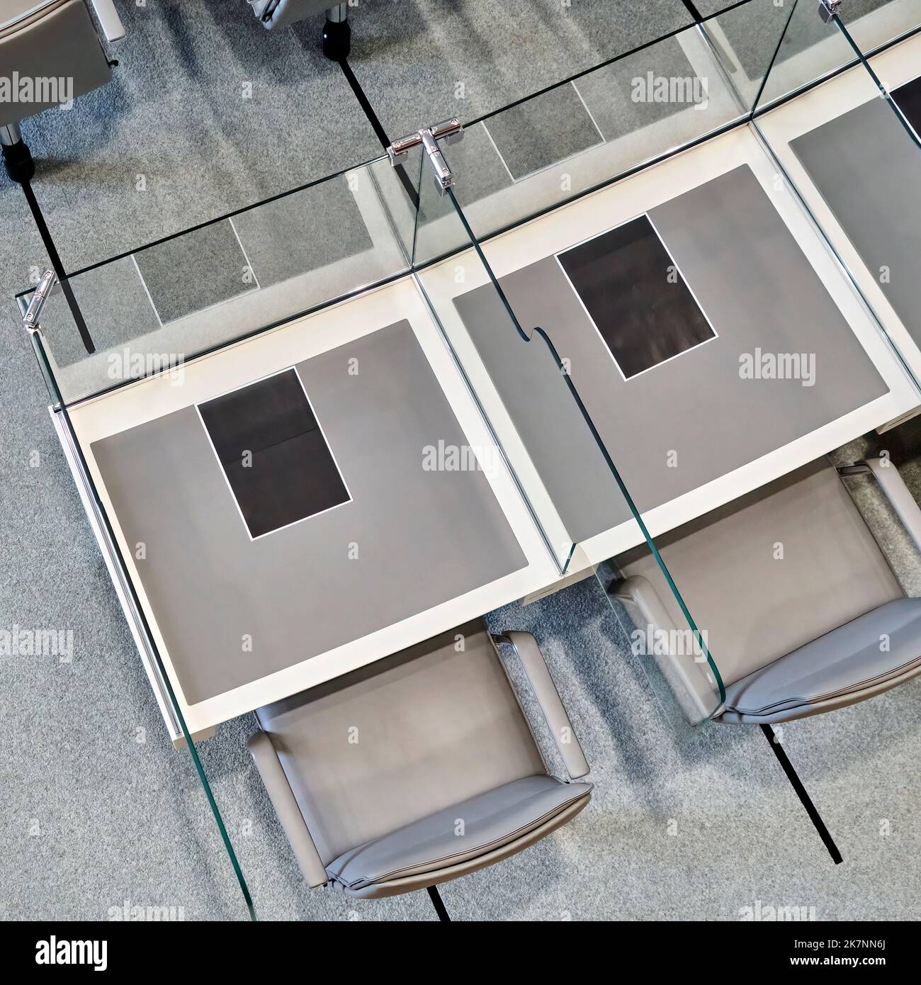 Hannover, 11. Juni 2022: Leerer Sitz für einen Abgeordneten im niedersächsischen landtag mit Glaswänden an der Seite zum Schutz vor coro Stockfoto