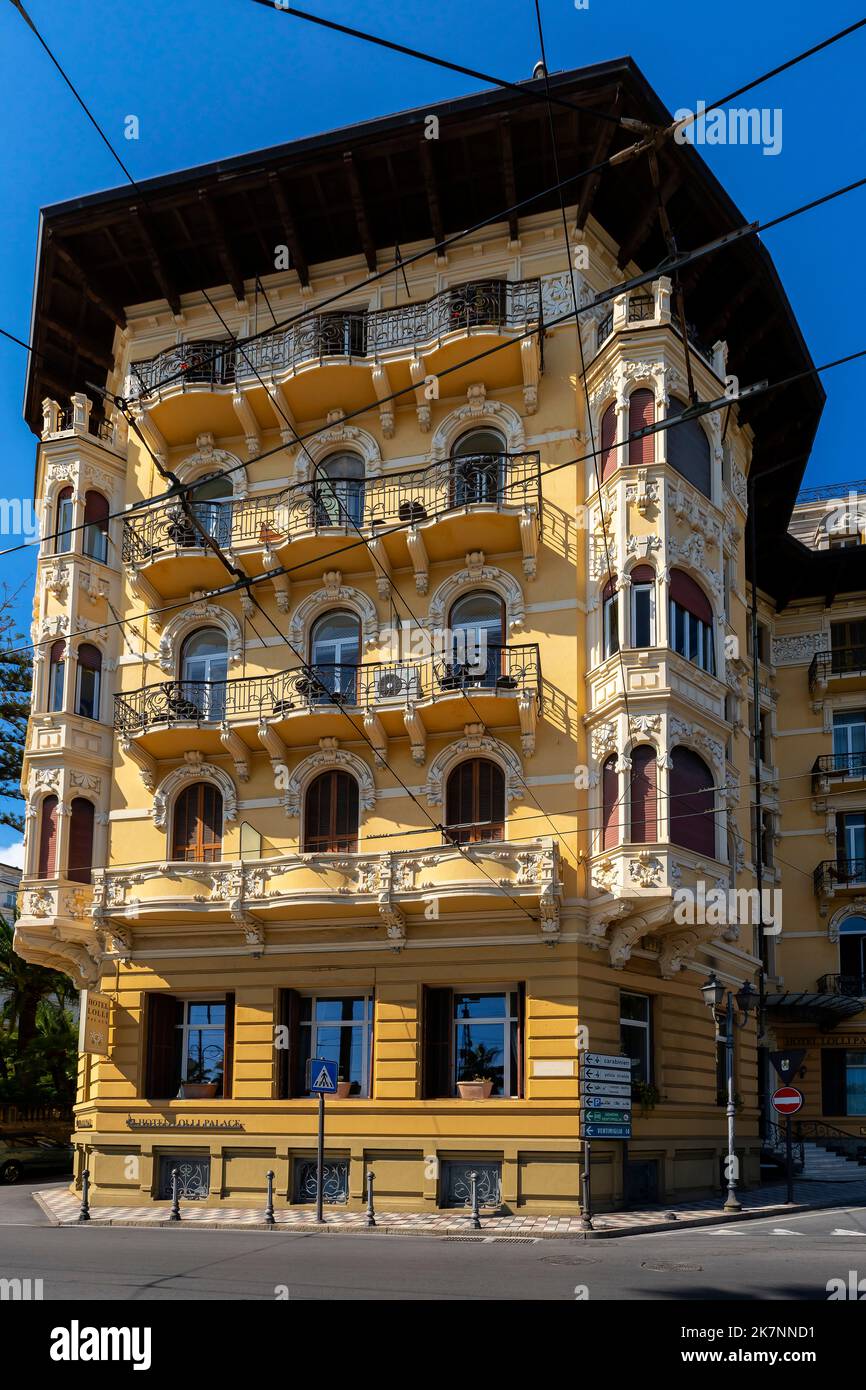 Sanremo. Das heutige Gebäude des Hotels Lolli Palace wurde 1903 vom Architekten Francesco Sappia erbaut. Es liegt an der Promenade der Kaiserin ( Stockfoto