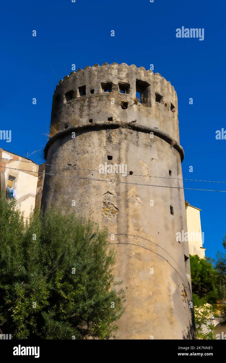 Der Ciapéla-Turm, Sanremo. Dieser Turm ist eines der Symbole von Sanremo, Ligurien, Italien. Der Bau des Bollwerks war aufgrund der d notwendig Stockfoto