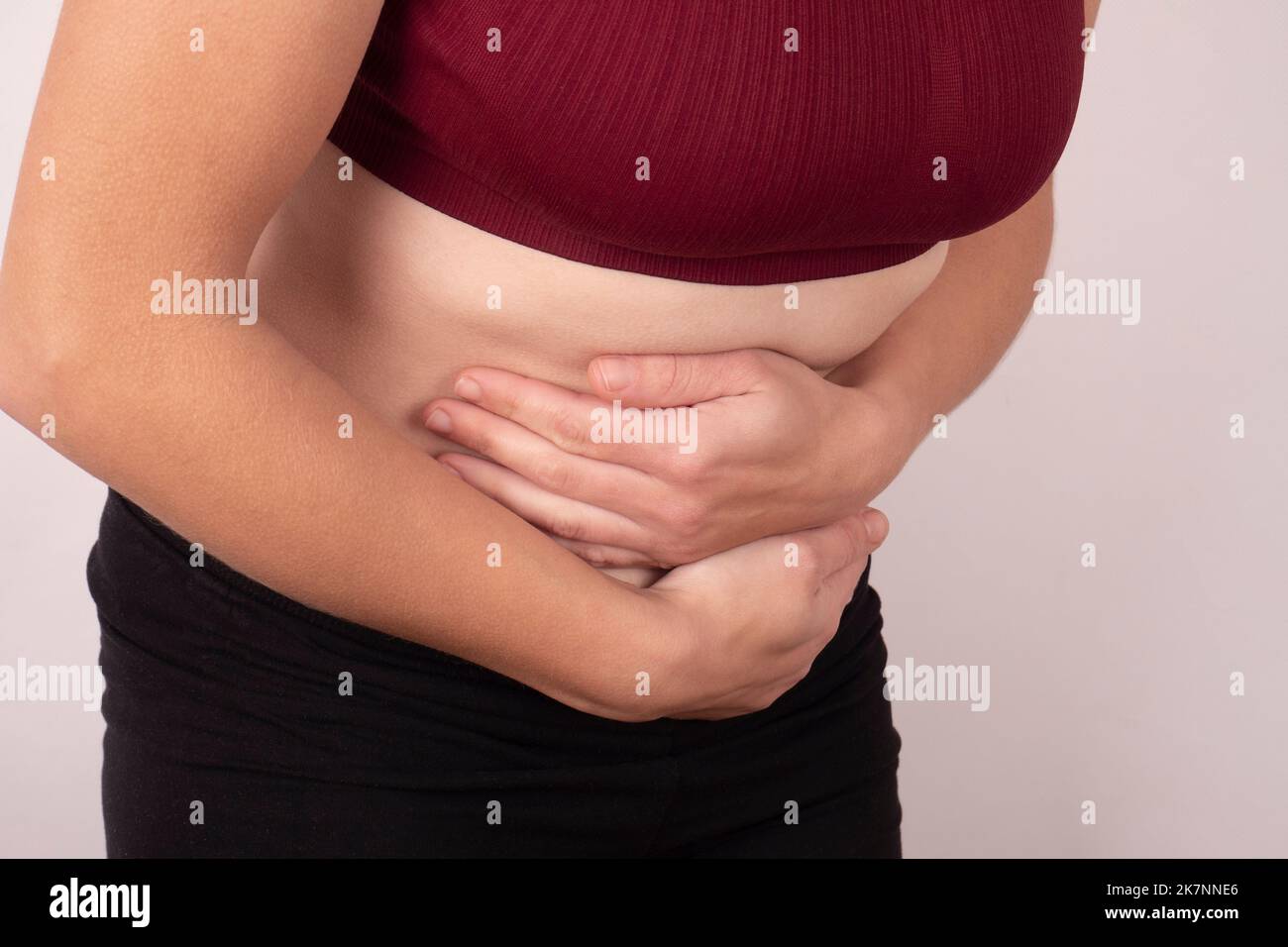 Bauchschmerzen Konzept, Frau Hände halten ihren Magen. Stockfoto