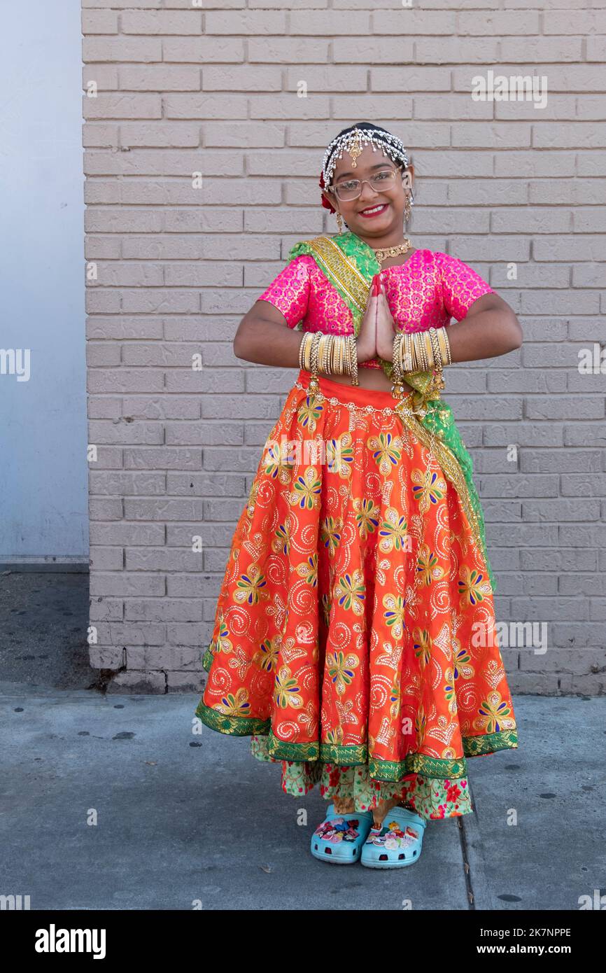 Ein junger süßer lächelnder Hindu-Teenager, der als Göttin Lakshmi bei Diwali 2022 in Queens, New York, posiert. Stockfoto