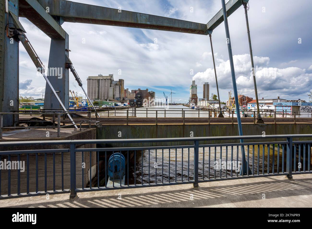 Bascule Bridge zwischen dem äußeren Hafen und dem inneren Hafen von Husum Stockfoto