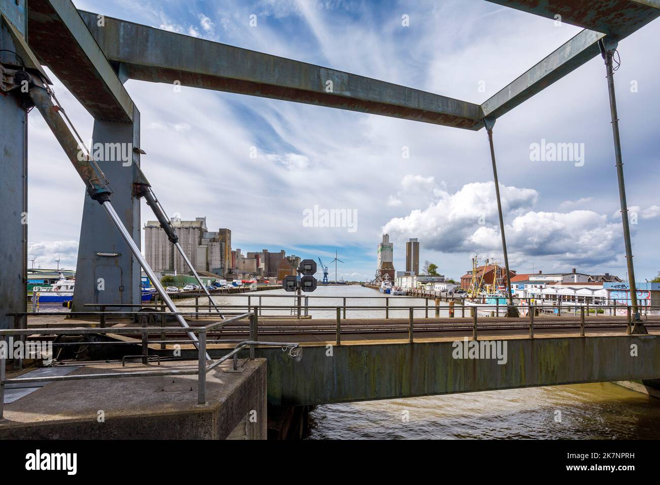 Bascule Bridge zwischen dem äußeren Hafen und dem inneren Hafen von Husum Stockfoto