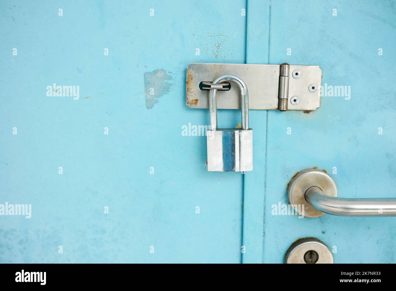 Die Datumstür wurde mit Vorhängeschlössern und Ketten verschlossen Stockfoto