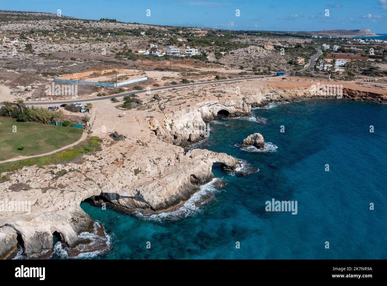Luftaufnahme der Brücke der Liebenden, Ayia Napa, Zypern. Stockfoto