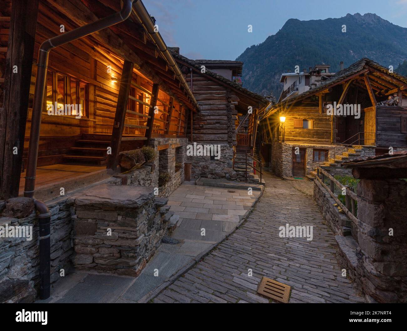 Die ländliche Architektur des Dorfes Alagna im Valsesia-Tal reicht in der Abenddämmerung - Italien. Stockfoto