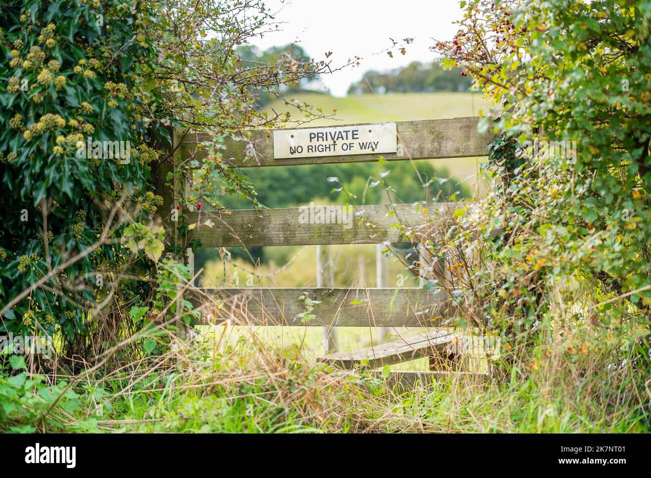 „Private No Right of Way“-Schild auf einem öffentlichen „Right of Way“-Schild auf dem Land in Großbritannien. Verwirrende Schilder für britische Wanderer! Stockfoto