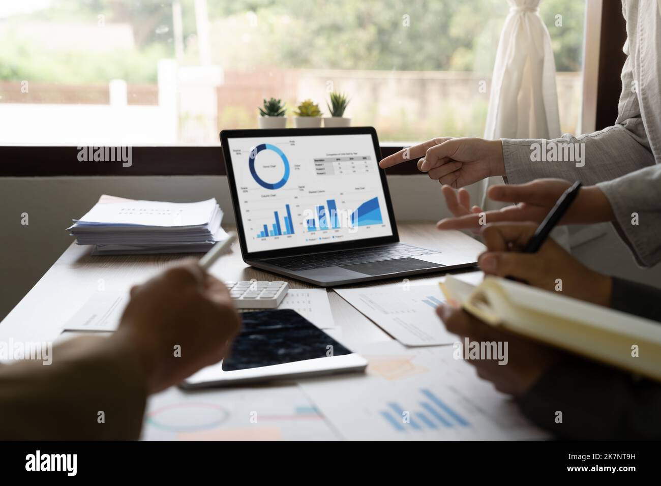 Geschäftsteam Brainstorming Daten Ziel finanzielle auf Laptop-Computer und Papierkram Stockfoto