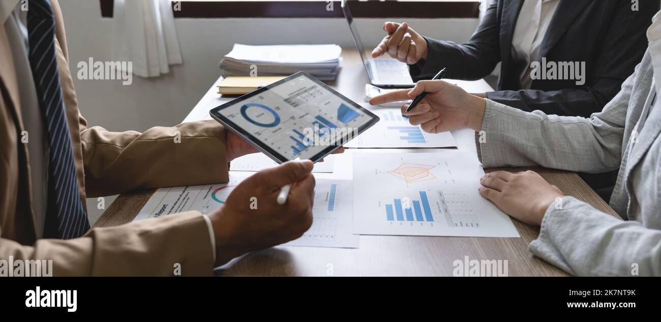 Geschäftsteam Brainstorming-Daten zielen auf finanzielle Ziele auf digitale Tablets und Papierkram Stockfoto