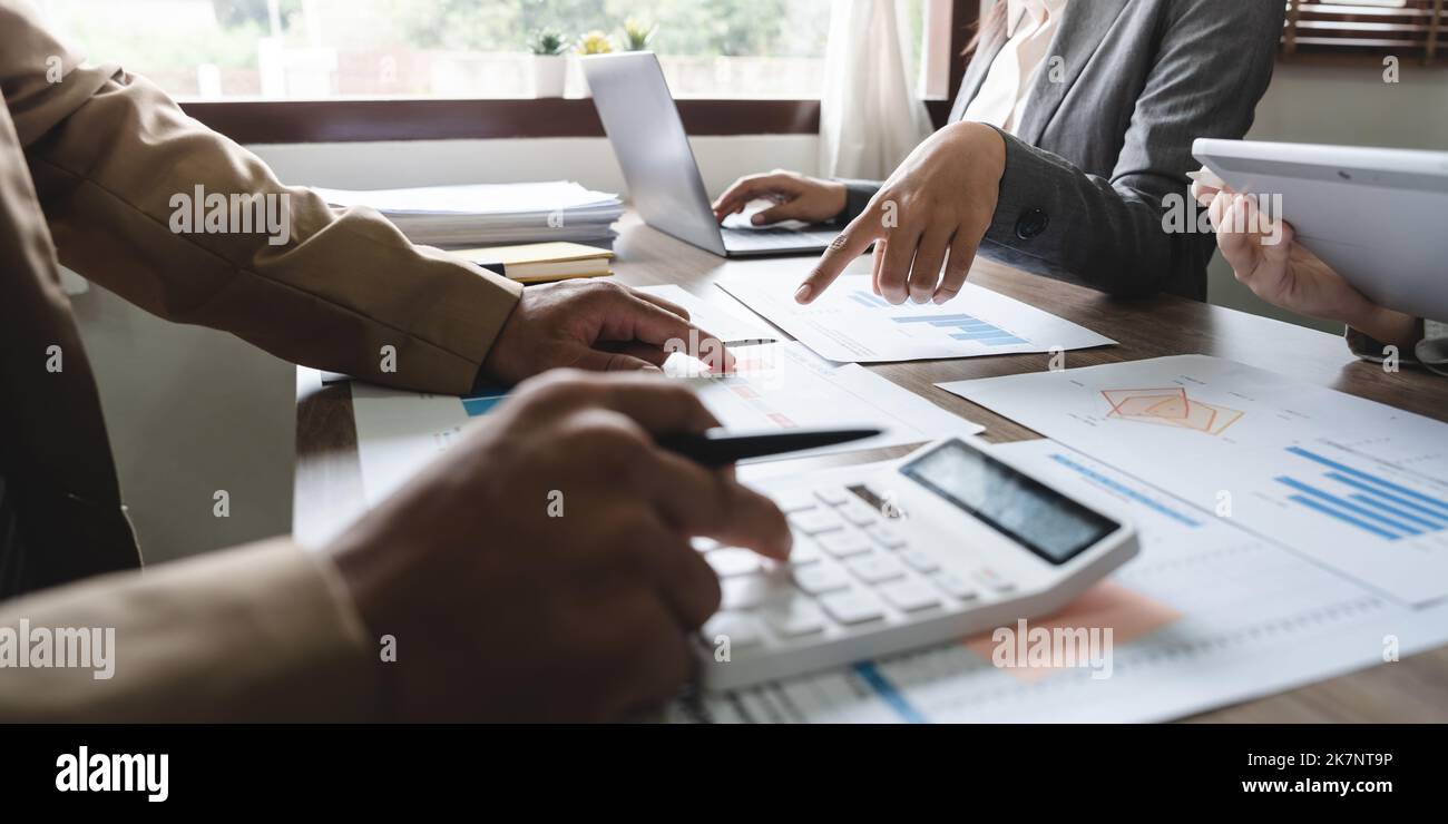 Business Accounting Team Brainstorming Daten Ziel finanziellen auf Laptop-Rechner und Papierkram Stockfoto