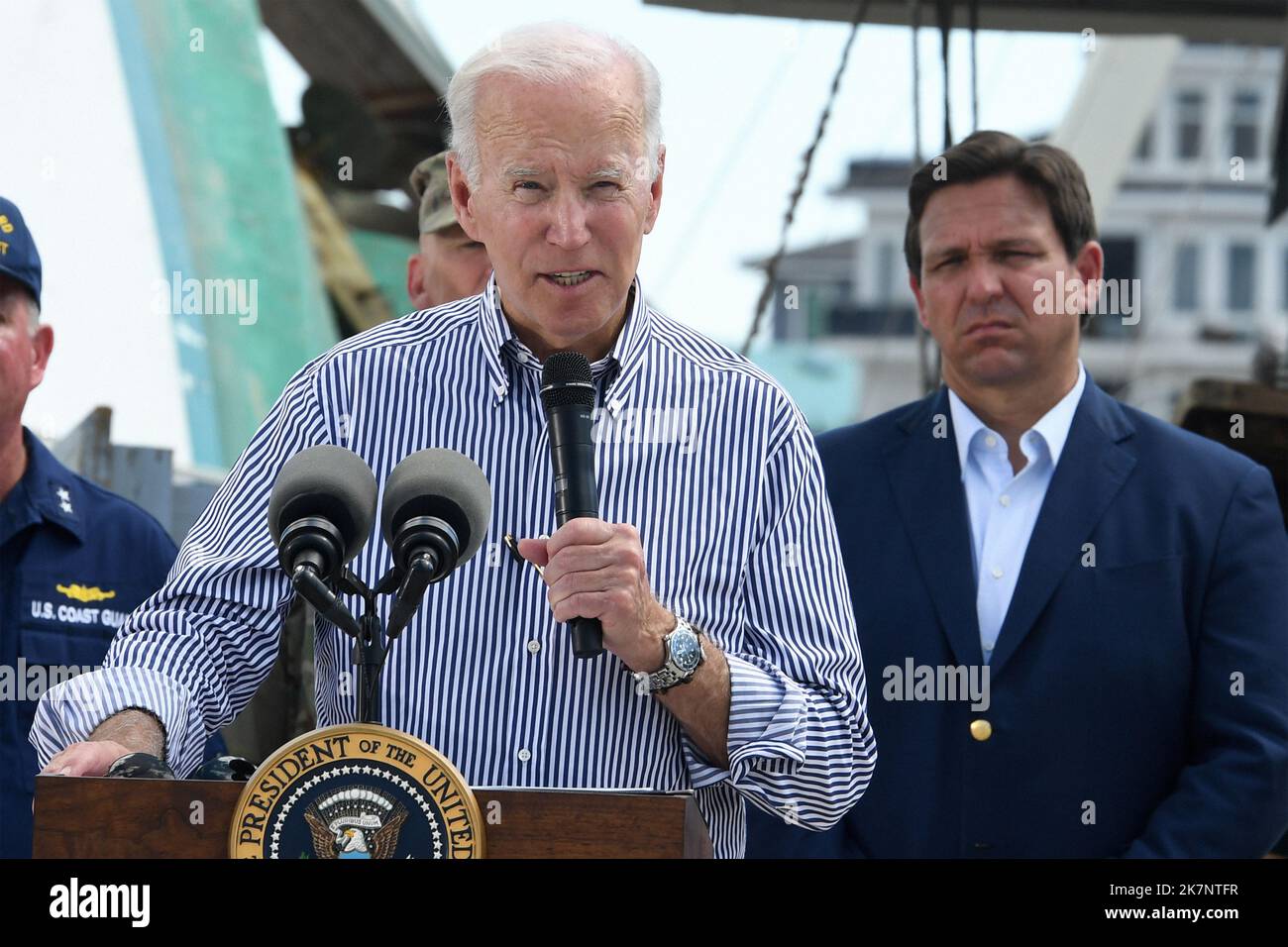 Präsident Joe Biden, begleitet vom Gouverneur von Florida, Ron DeSantis, spricht am 5. Oktober 2022 in Fort Myers, Florida, nach dem Orkane Ian an Anwohner und Unternehmer. (USA) Stockfoto