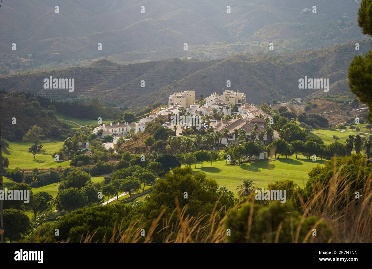 18-Loch-Golfplatz, Alhaurin Golf Resort, mit Apartmentblöcken, Malaga, Spanien. Stockfoto