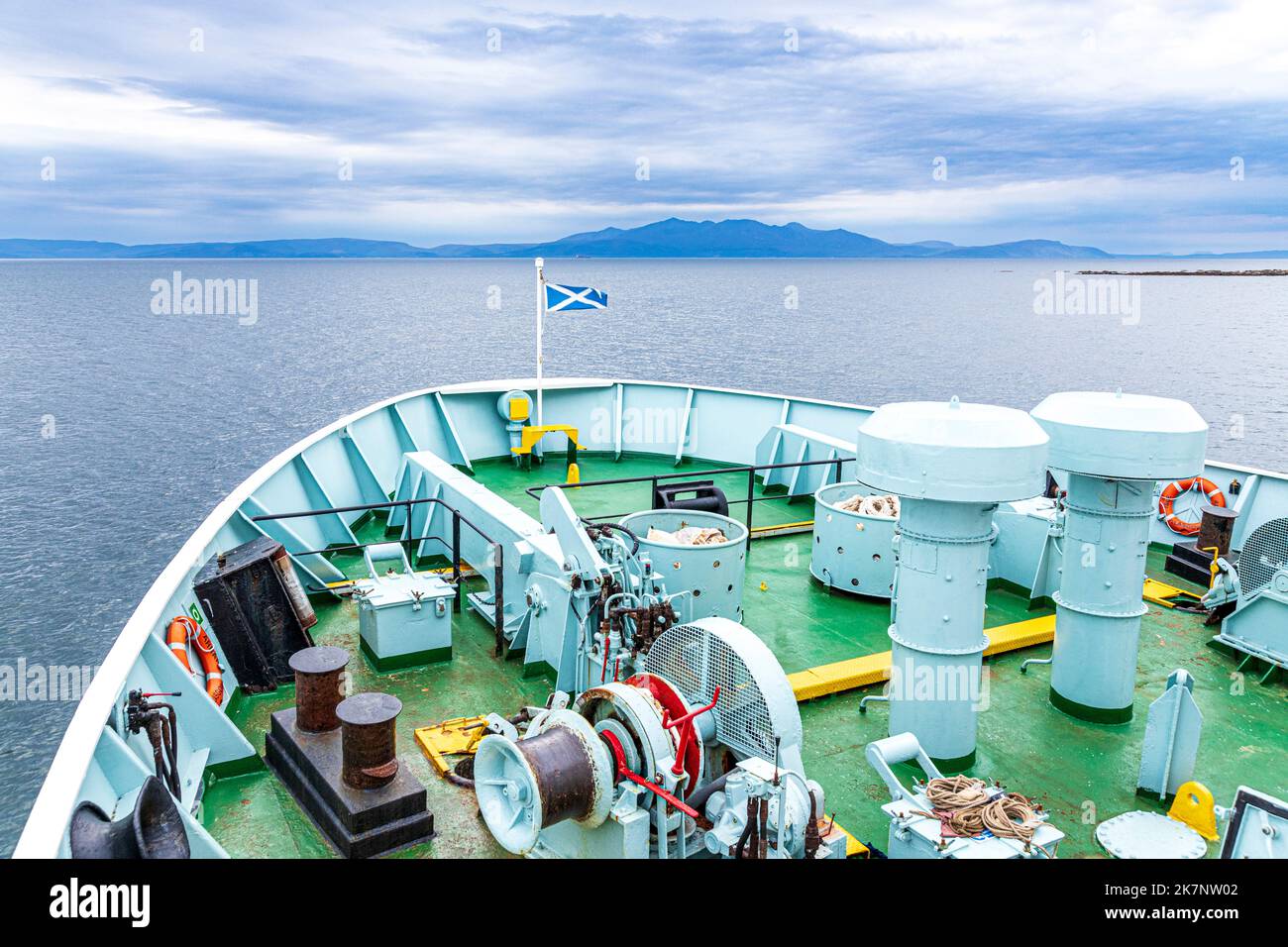 Die CalMac-Fähre Isle of Arran verlässt Ardrossan, North Ayrshire, Schottland, Großbritannien für eine Abendüberfahrt nach Campbeltown - die Isle of Arran liegt im Bac Stockfoto