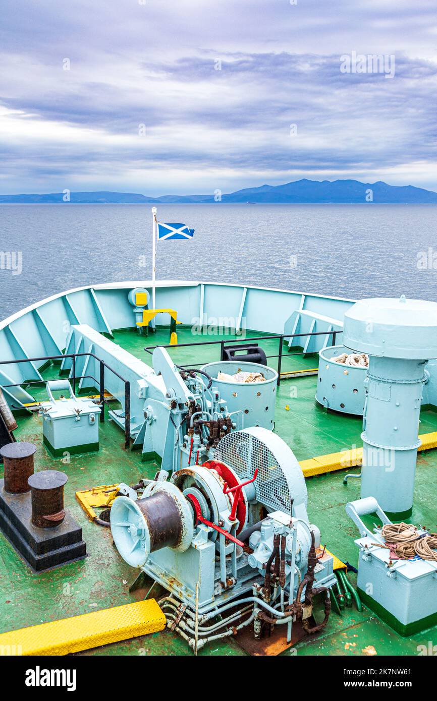 Die CalMac-Fähre Isle of Arran verlässt Ardrossan, North Ayrshire, Schottland, Großbritannien für eine Abendüberfahrt nach Campbeltown - die Isle of Arran liegt im Bac Stockfoto