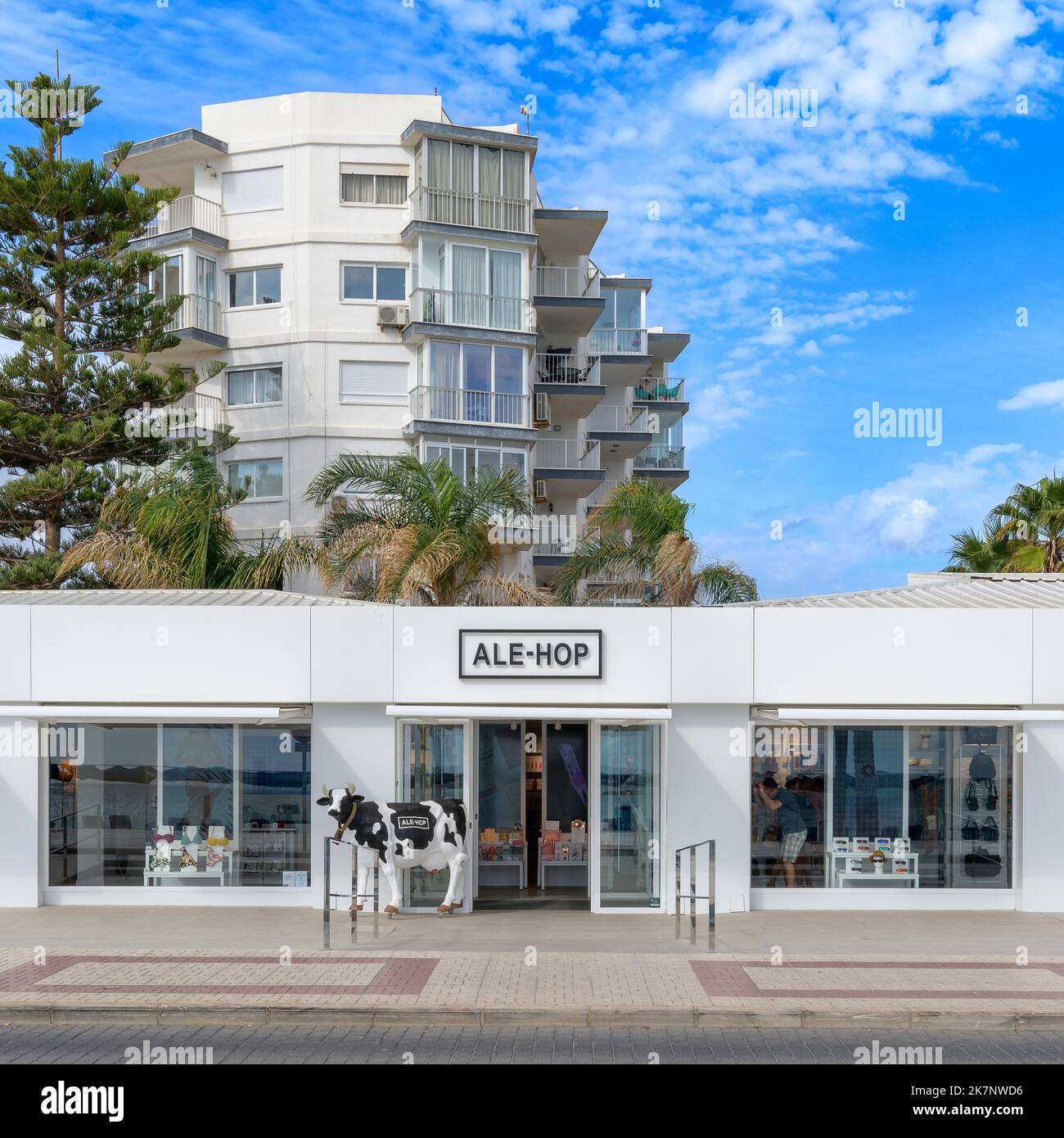 Eine Filiale des beliebten Geschäfts Ale-Hop. Dieses Hotel befindet sich in L'Albir, nördlich von Benidorm. Verkauf einer Reihe von Produkten von Telefonkabeln bis zu Sonnenhüten und Geschenken. Stockfoto